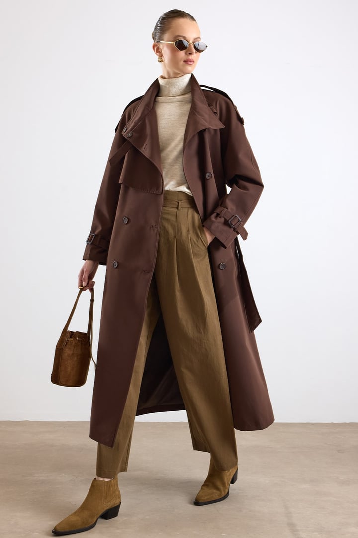 Dik Yaka Pelerin ve Pat Detaylı Oversize Su İtici Özellikli Trençkot K. KAHVE 6892