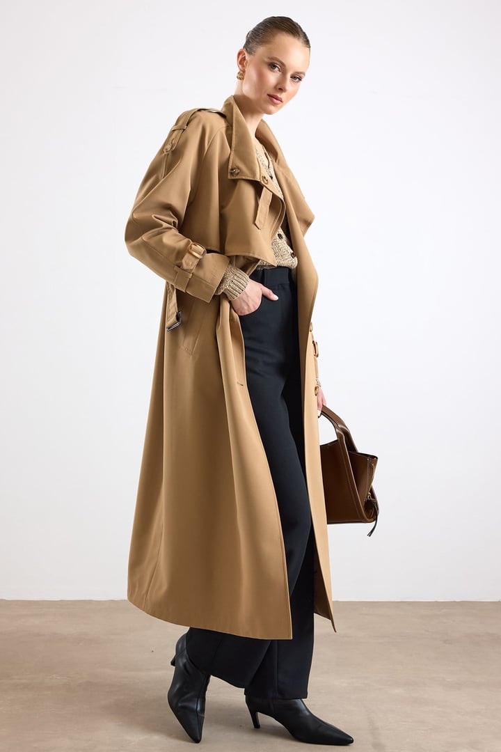 Dik Yaka Pelerin ve Pat Detaylı Oversize Su İtici Özellikli Trençkot KAMEL 6892