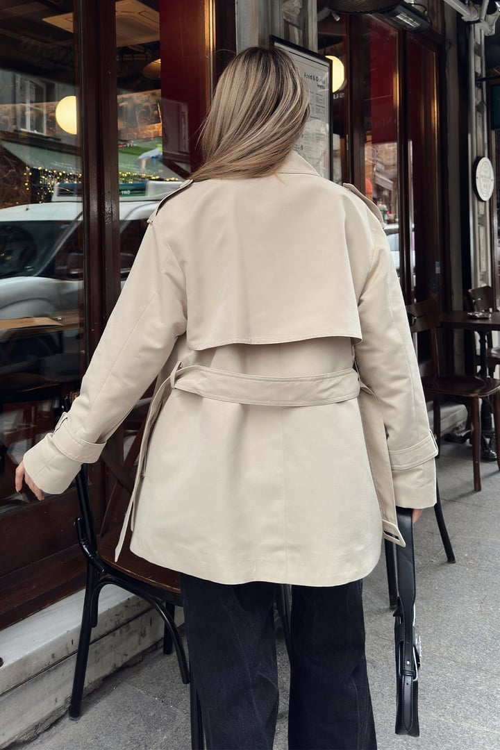 Pelerin ve Kemer Detaylı Astarlı Kısa Trençkot BEJ 6689