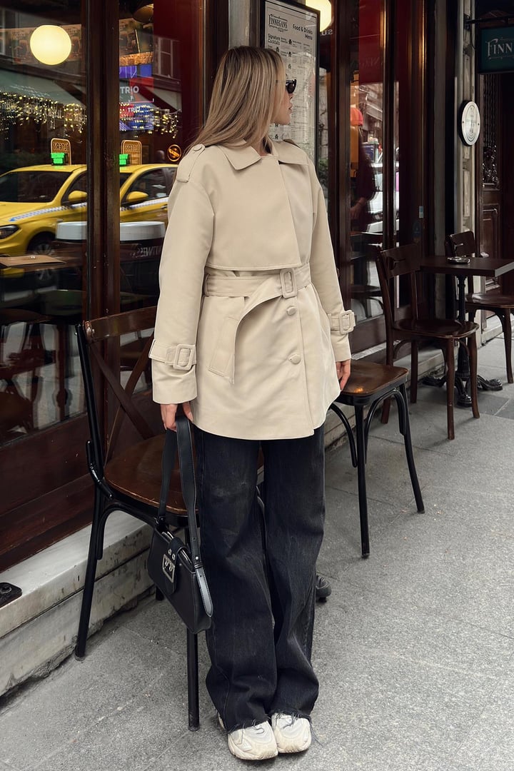 Pelerin ve Kemer Detaylı Astarlı Kısa Trençkot BEJ 6689