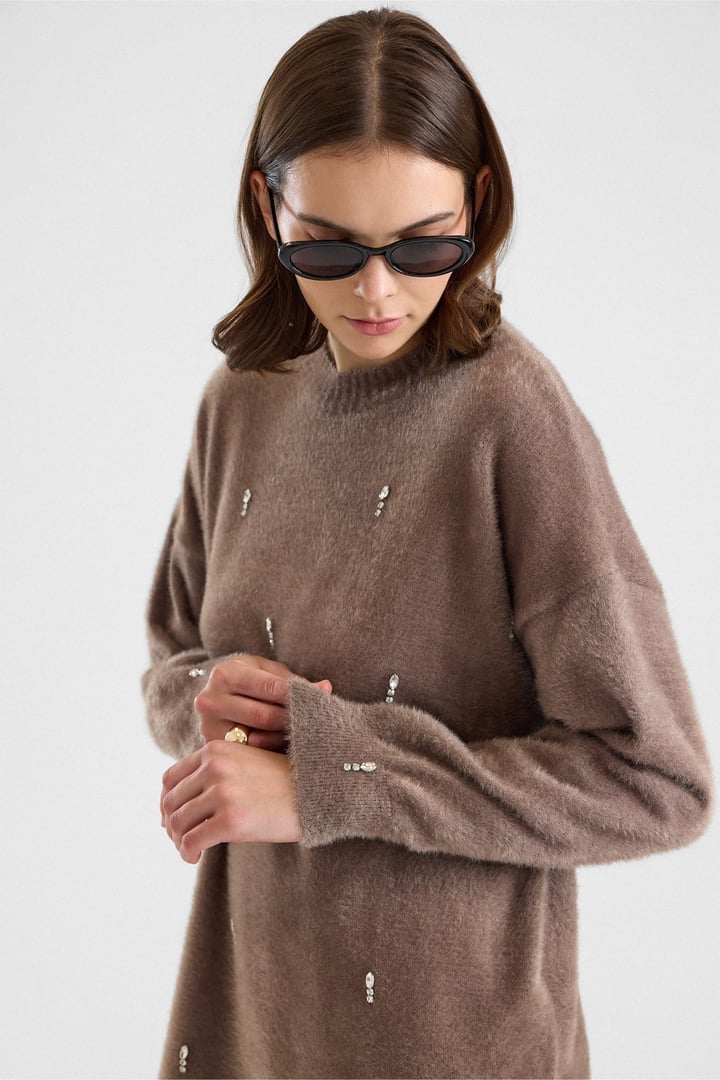 Taş Detaylı Soft Kumaş Oversize Triko Kazak VİZON 8290