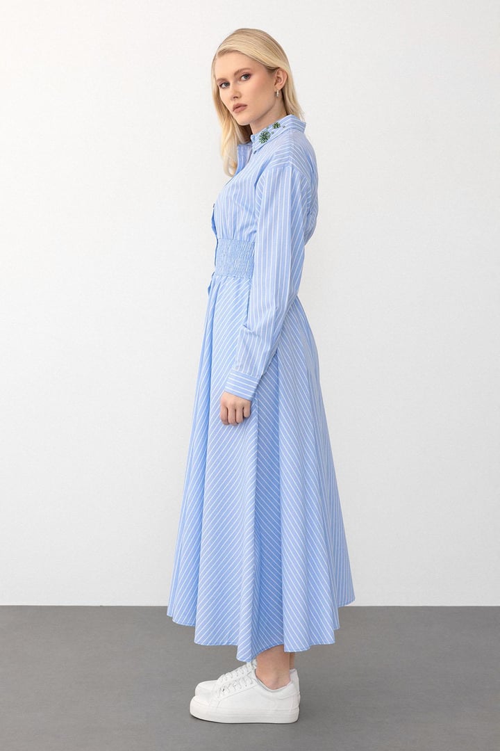 Yakası Taşlı Beli Lastikli Çizgili Poplin Elbise AÇIK MAVİ 9292-E