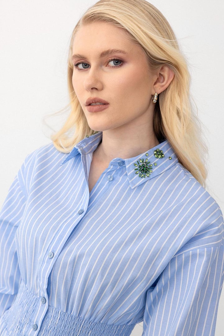 Yakası Taşlı Beli Lastikli Çizgili Poplin Elbise AÇIK MAVİ 9292-E