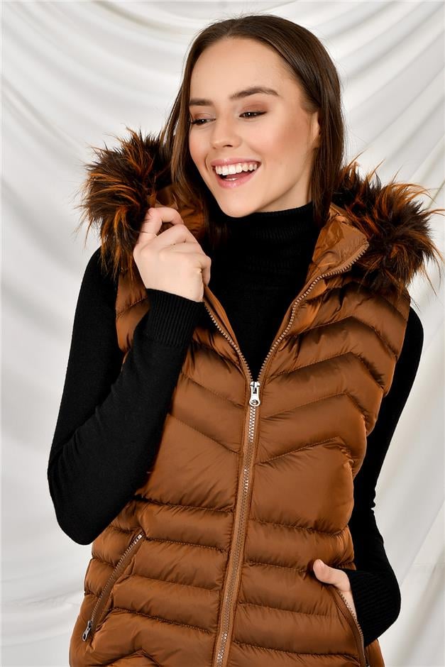 ZİKZAK DİKİŞLİ YAKASI KÜRKLÜ ŞİŞME YELEK TABA 8173