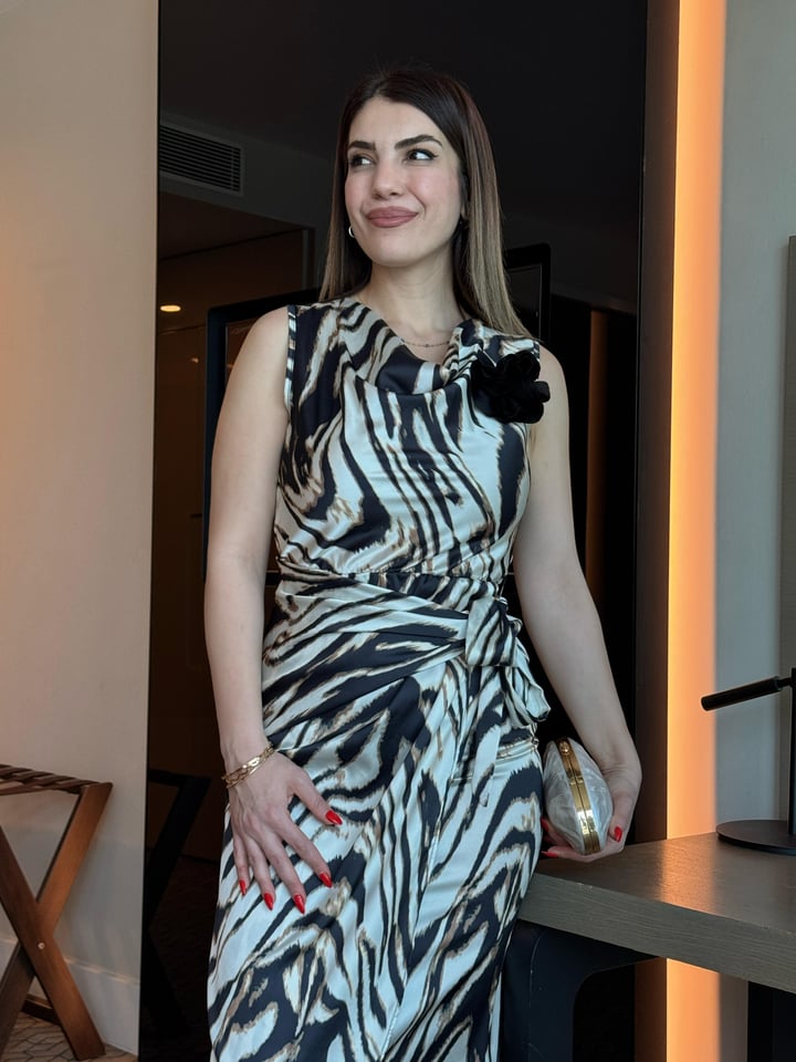 Chil Zebra Gül Broşlu Degaje Yaka Bağlamalı Saten Elbise