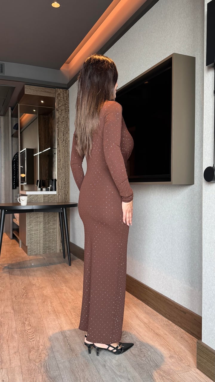 Chloe Kahverengi Taşlı Yırtmaç Detaylı Elbise