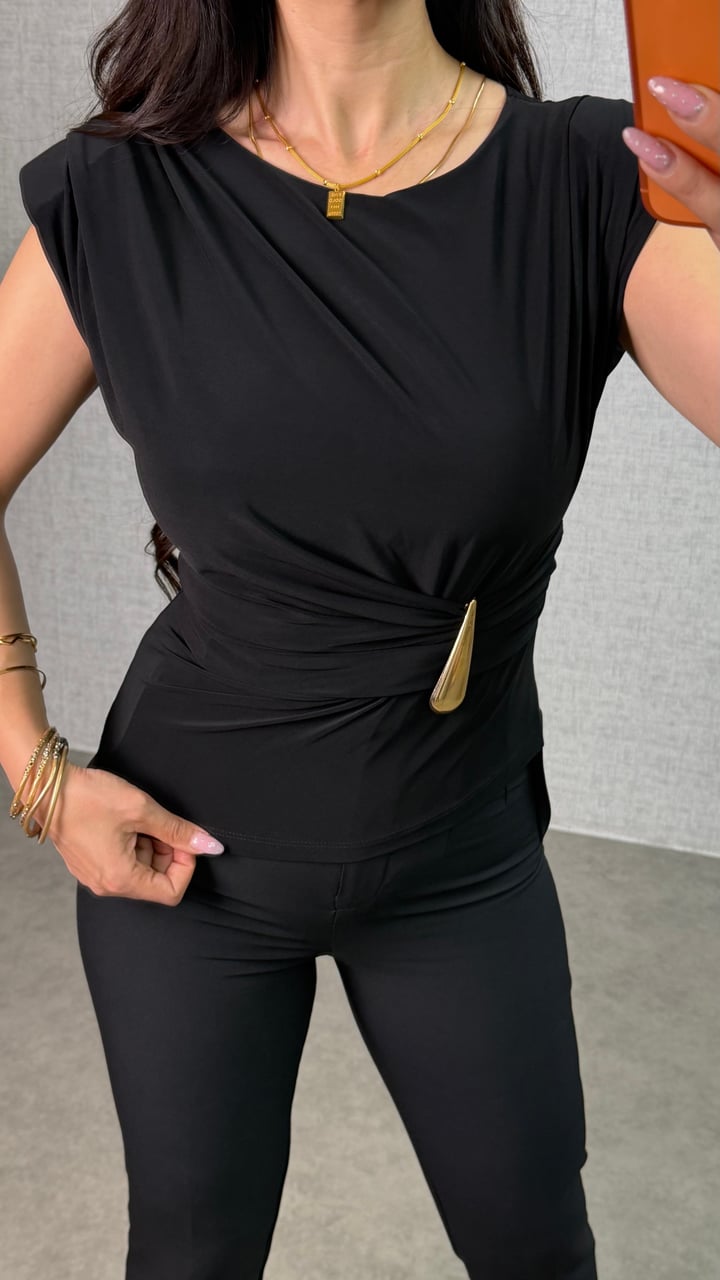 Coppe Siyah Omzu Vatkalı Gold Tokalı Bluz
