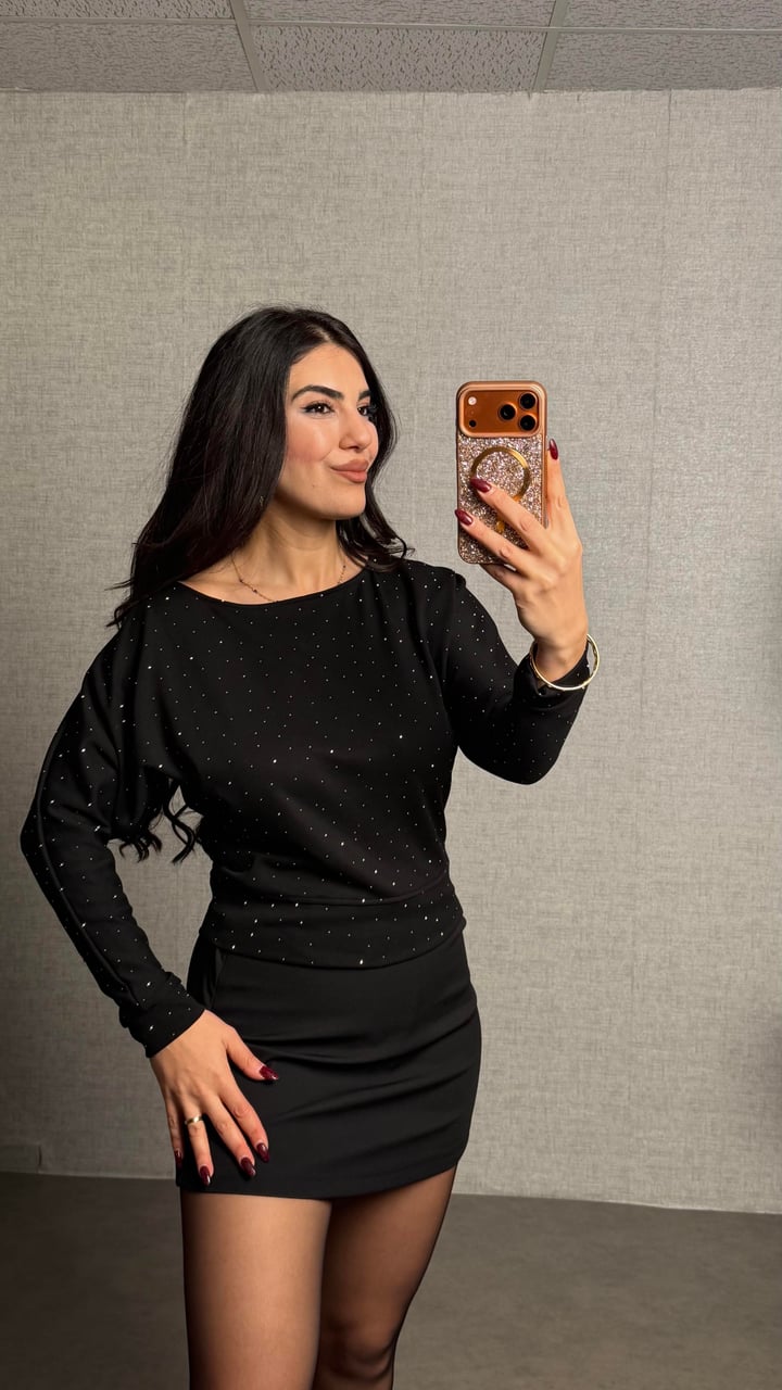 Karina Siyah Taşlı Kayık Yaka Bluz