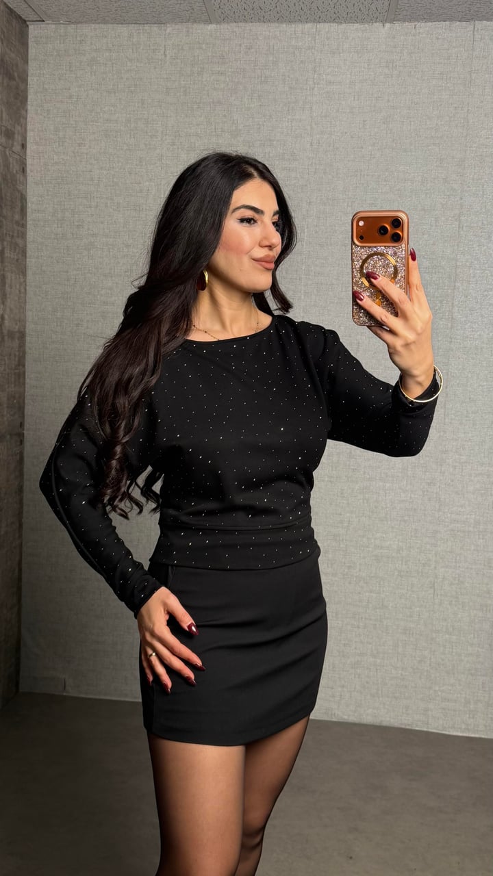 Karina Siyah Taşlı Kayık Yaka Bluz