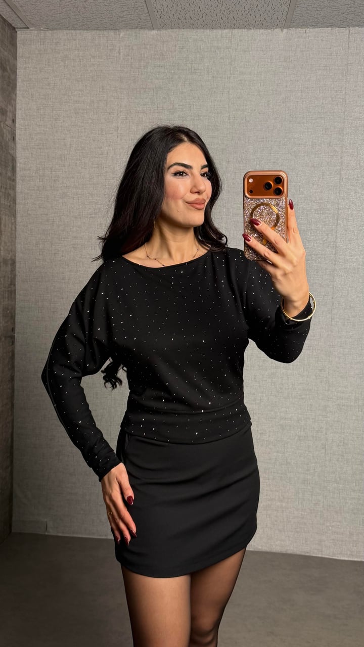 Karina Siyah Taşlı Kayık Yaka Bluz