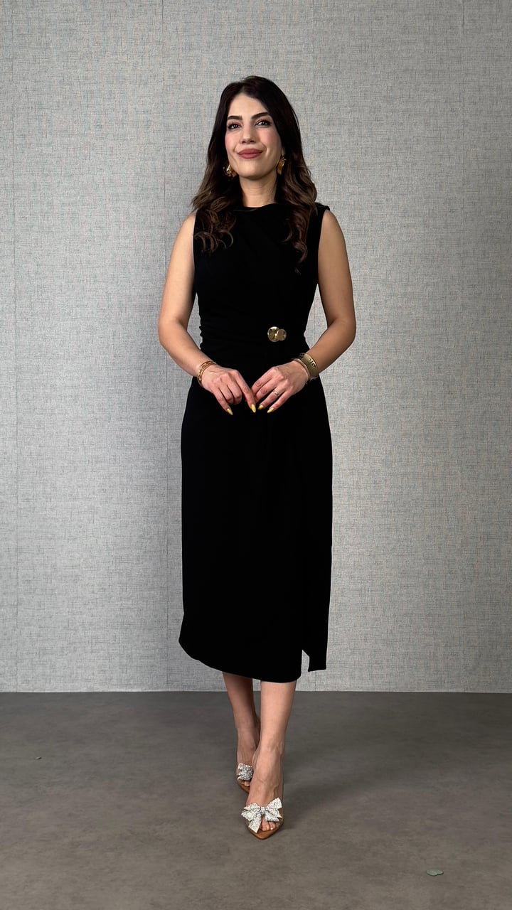 Lady Siyah Broş Detaylı Midi Boy Elbise