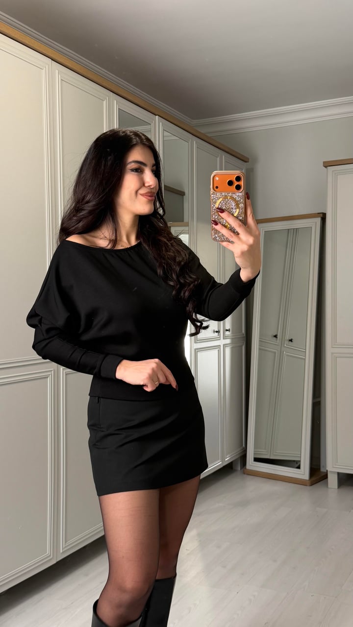 Madison Siyah Kayık Yaka Bluz