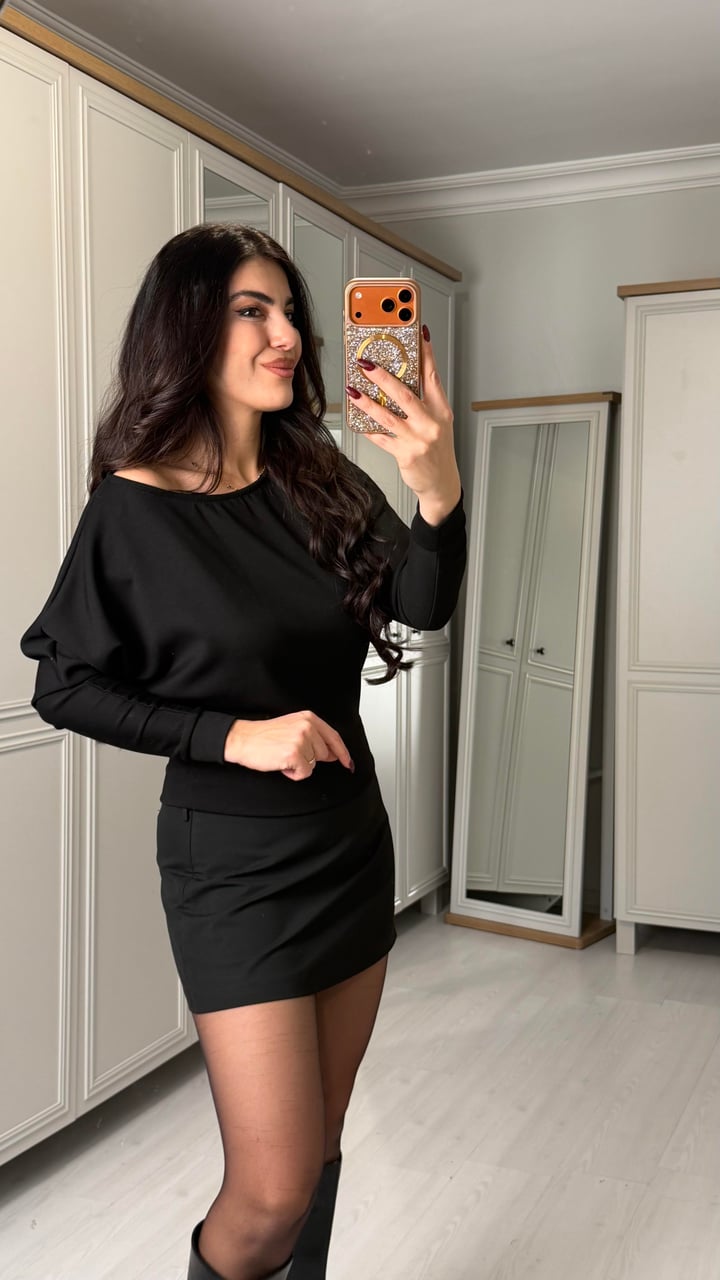 Madison Siyah Kayık Yaka Bluz