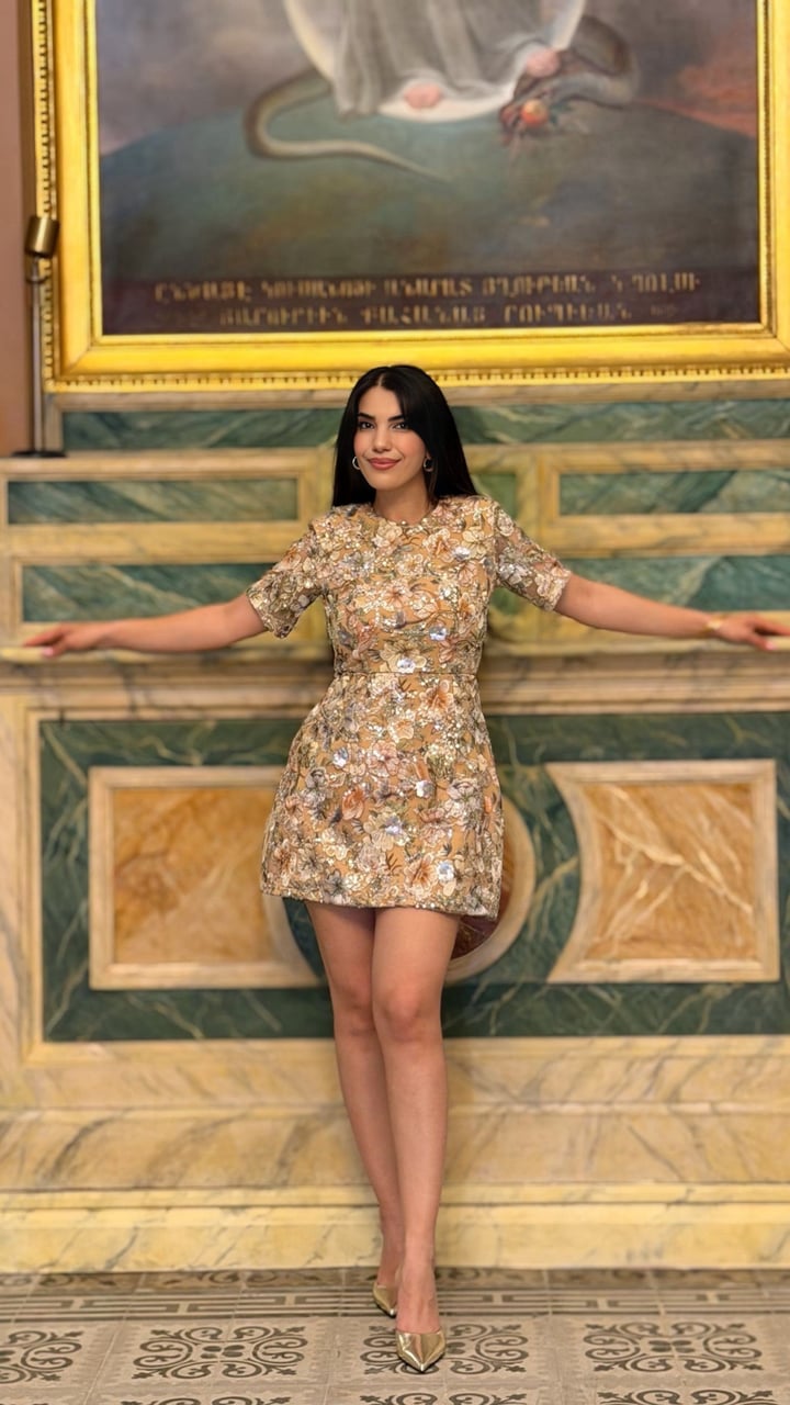 Maeve Vatkalı Çiçek İşlemeli Tasarım Elbise