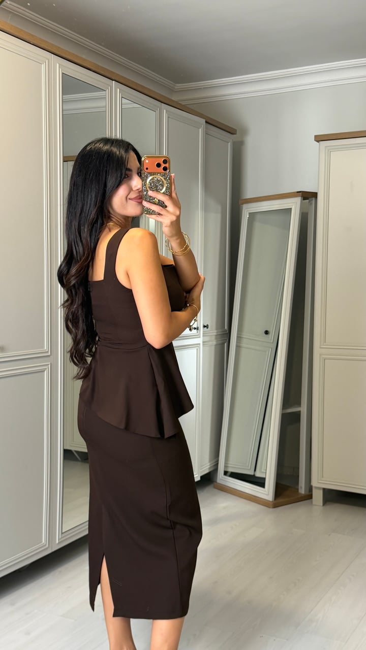 Meda Kahverengi Sıfır Kol Volanlı Elbise