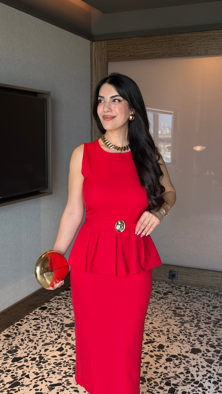 Nuin Kırmızı Gold Tokalı Volanlı Elbise