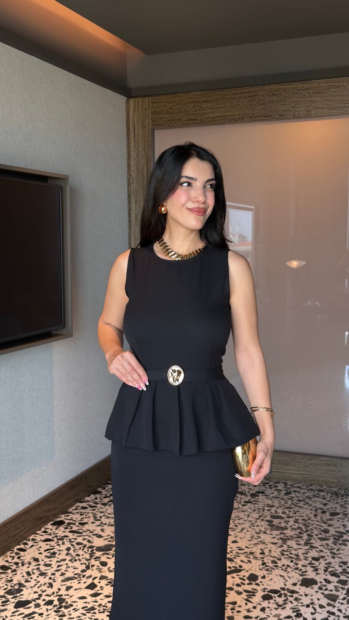 Nuin Siyah Gold Tokalı Volanlı Elbise