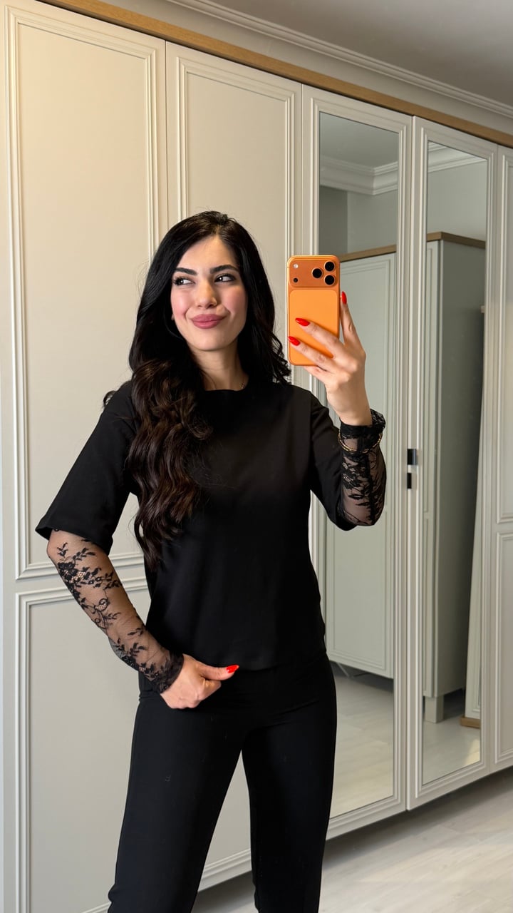 Sola Siyah Kolları Dantelli Marka Model Bluz