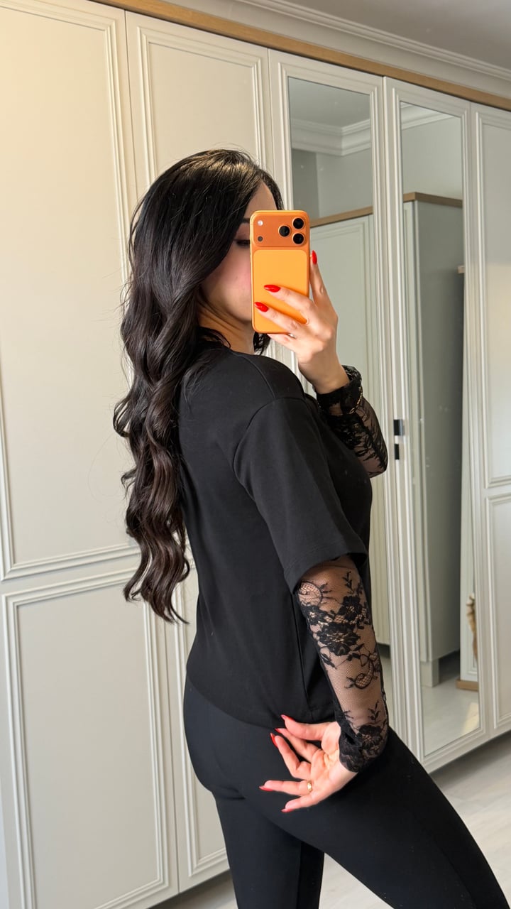 Sola Siyah Kolları Dantelli Marka Model Bluz