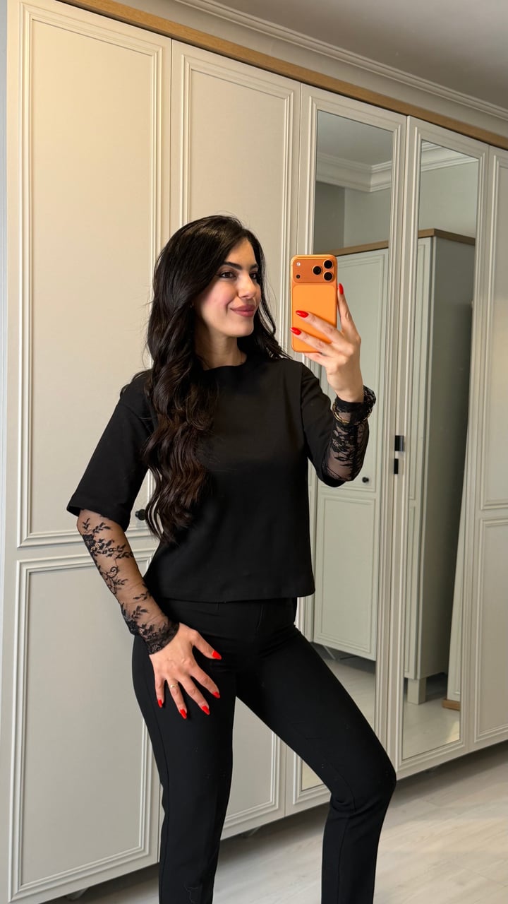 Sola Siyah Kolları Dantelli Marka Model Bluz