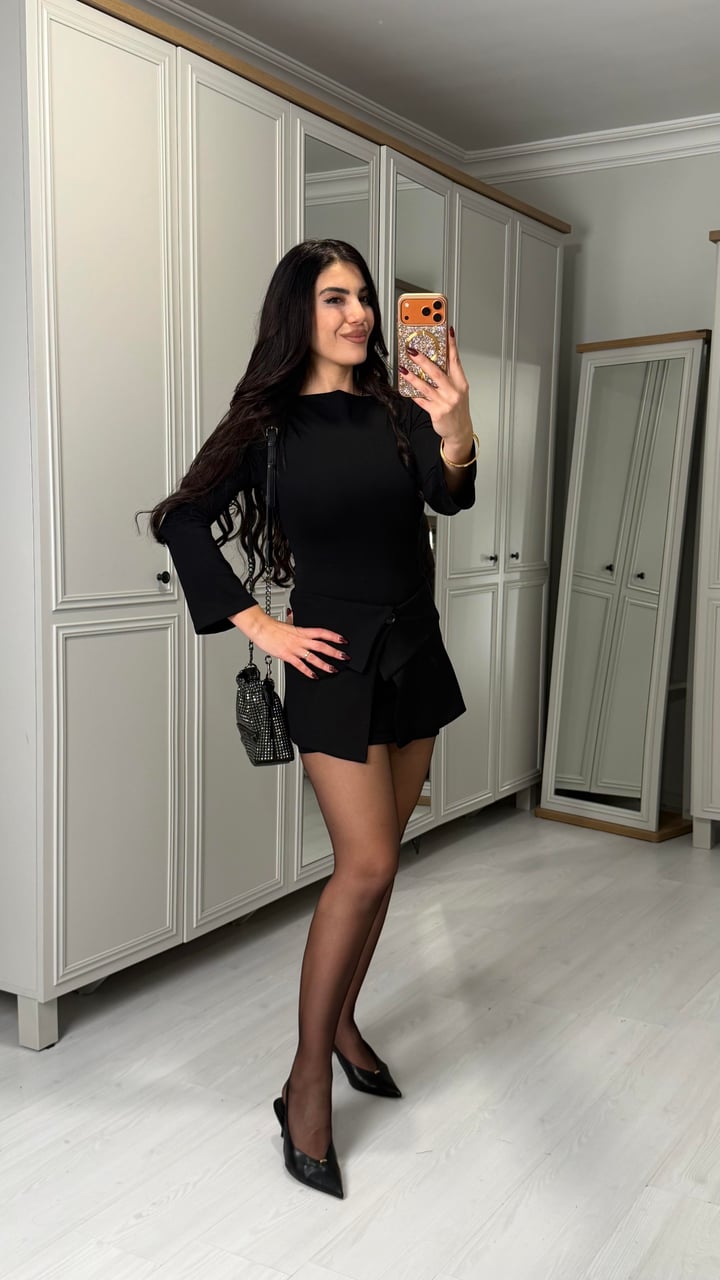 Sorina Siyah Etek Parça Detaylı Elbise