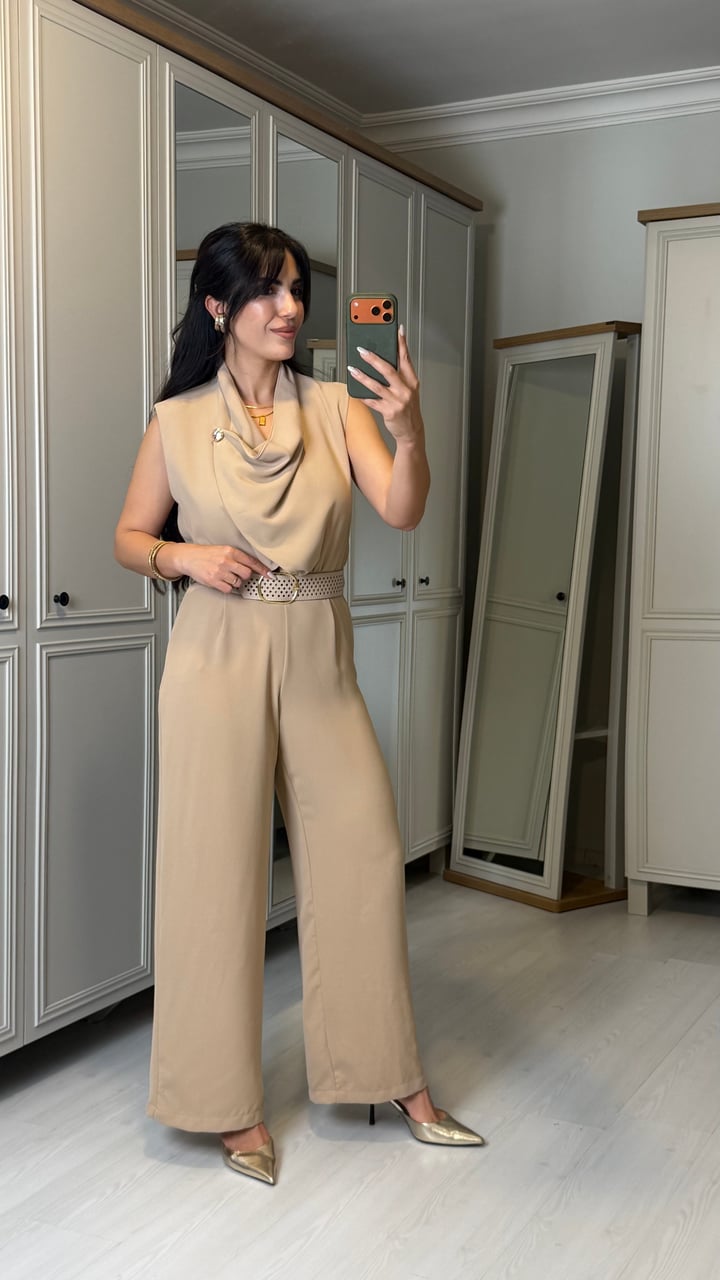 Veronika Bej Yaka Aksesuar Detaylı Kemerli Tulum 