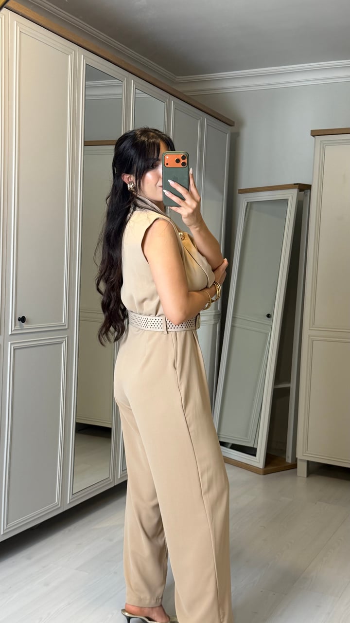 Veronika Bej Yaka Aksesuar Detaylı Kemerli Tulum 