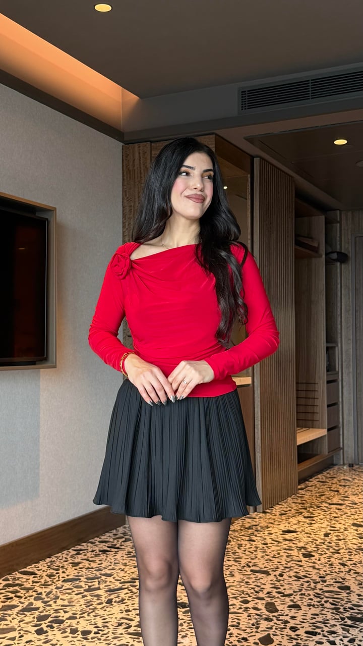 Wella Kırmızı Gül Broşlu Sandy Bluz