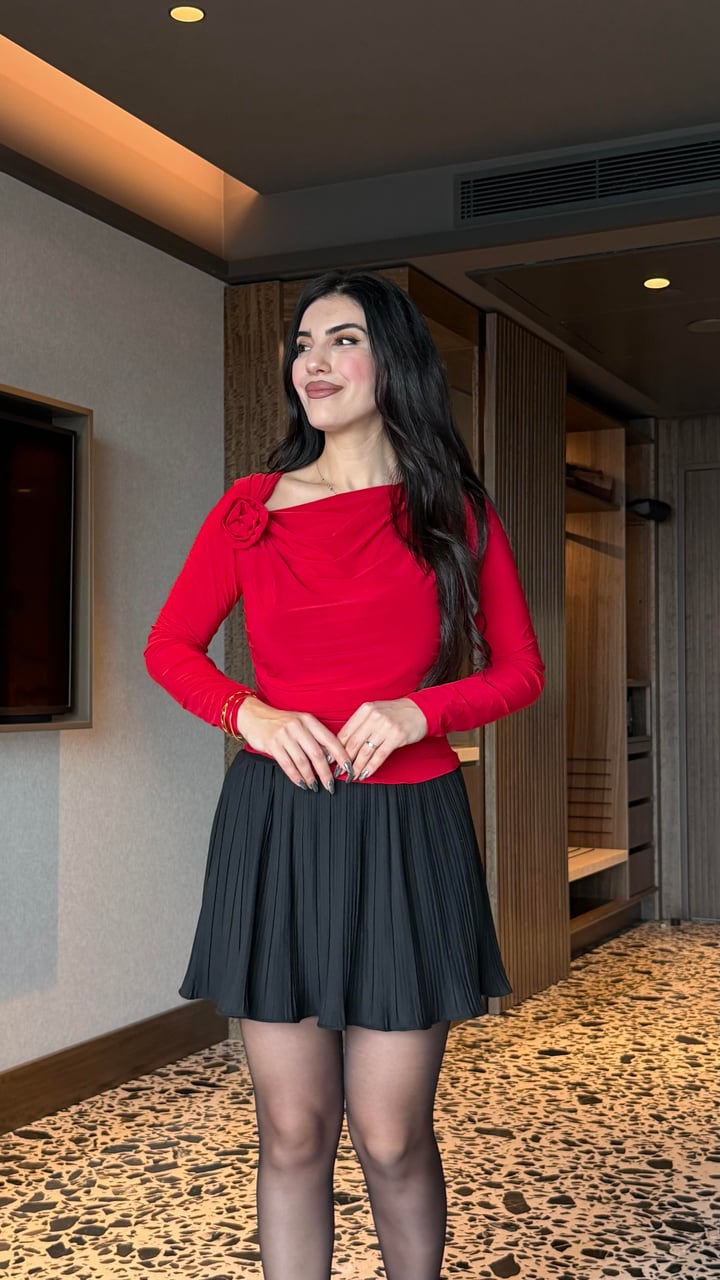 Wella Kırmızı Gül Broşlu Sandy Bluz