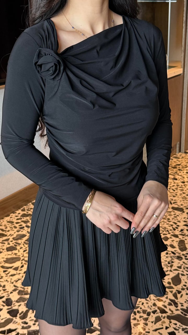 Wella Siyah Gül Broşlu Sandy Bluz