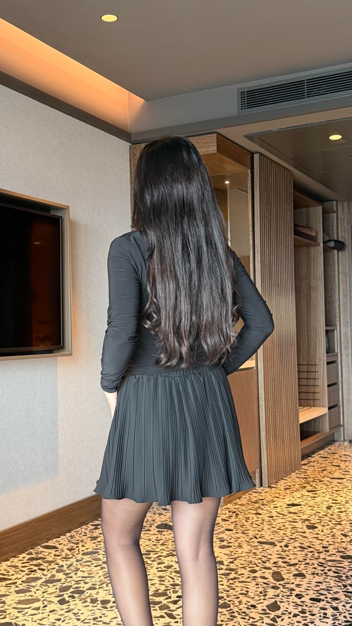 Wella Siyah Gül Broşlu Sandy Bluz