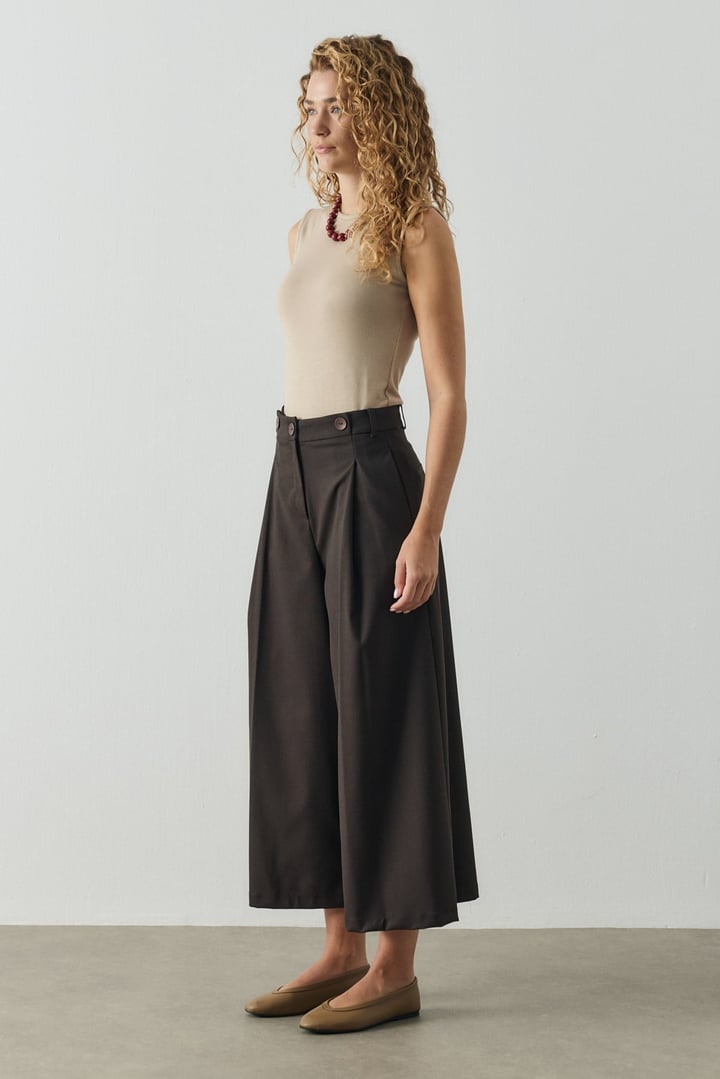 Acı Kahve Üç Düğme Detaylı Crop Pantolon