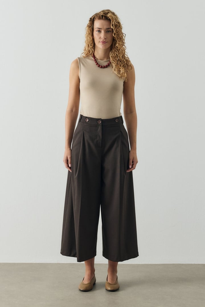 Acı Kahve Üç Düğme Detaylı Crop Pantolon