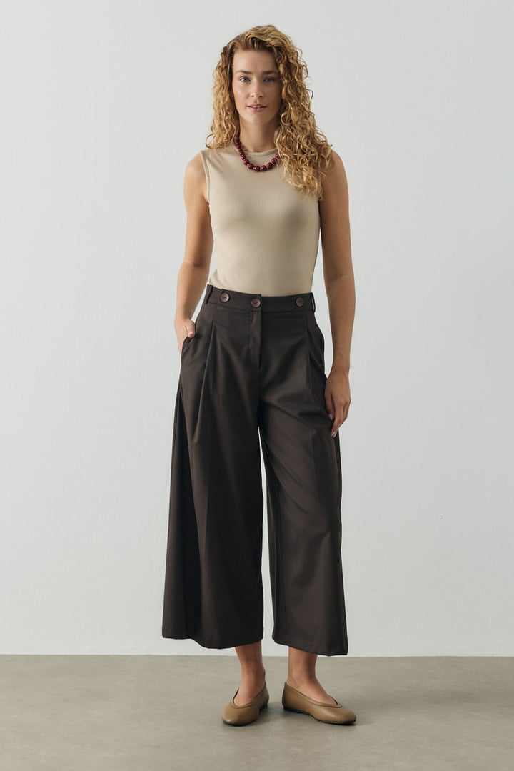 Acı Kahve Üç Düğme Detaylı Crop Pantolon