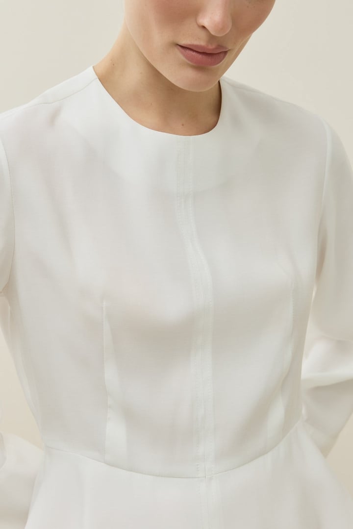 Beyaz Bel Formlu Minimal Bluz