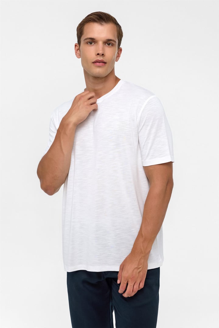 Beyaz Regular Armürlü Bisiklet Yaka Tişört