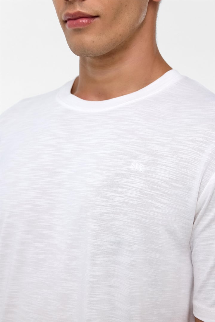 Beyaz Regular Armürlü Bisiklet Yaka Tişört