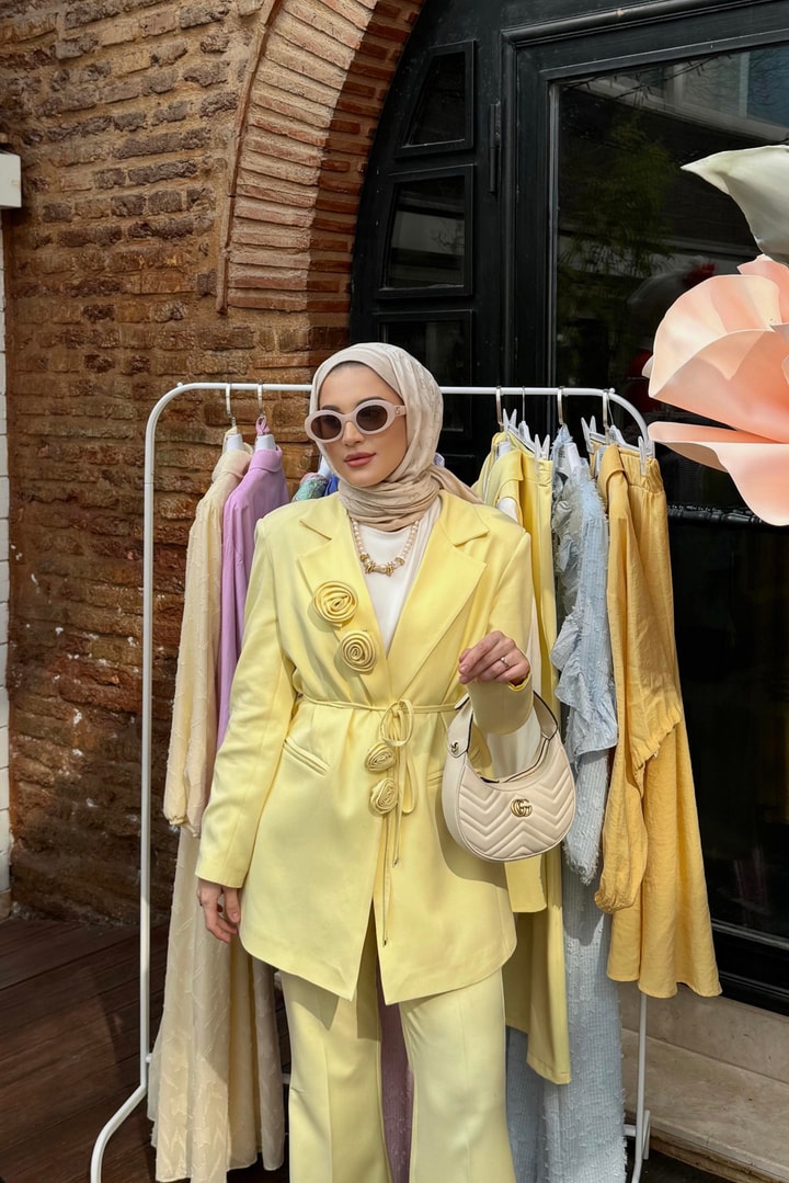 Amore Gül Aksesuarlı Ceket Takım - Sarı