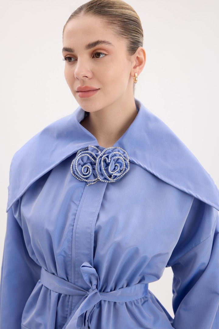 Femme Geniş Yakalı Gül Detaylı Ceket - Mavi