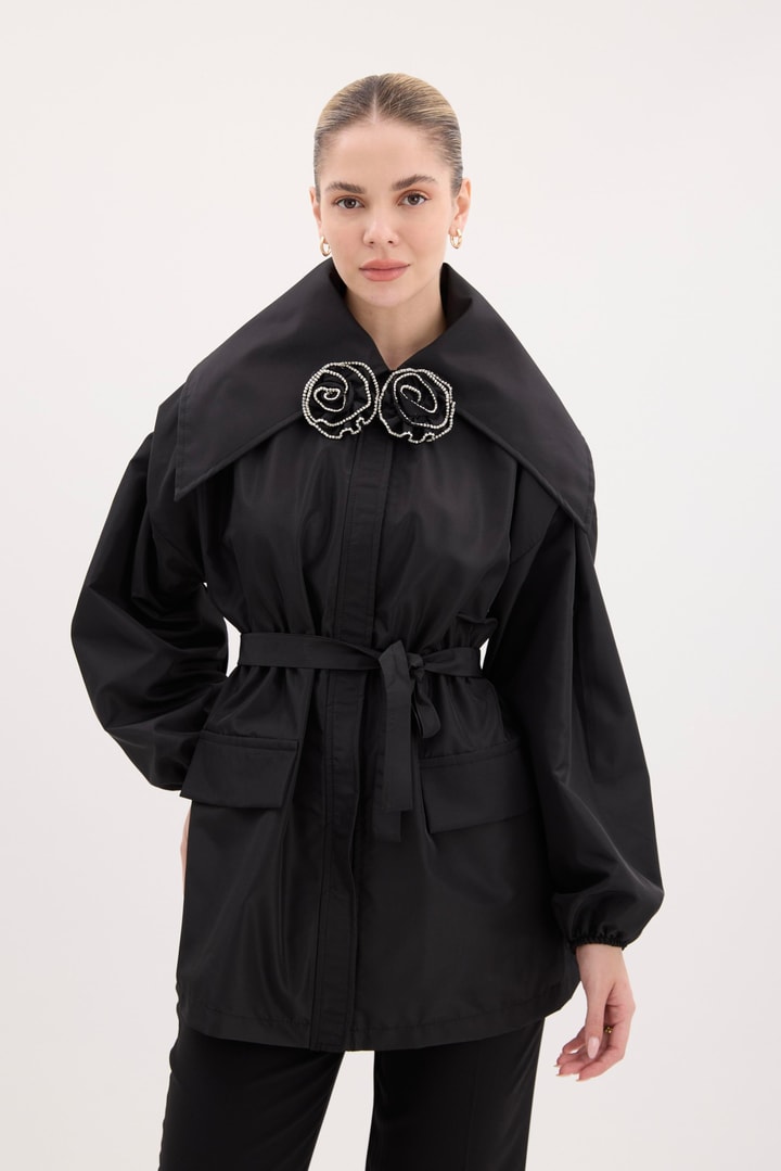 Femme Geniş Yakalı Gül Detaylı Ceket - Siyah