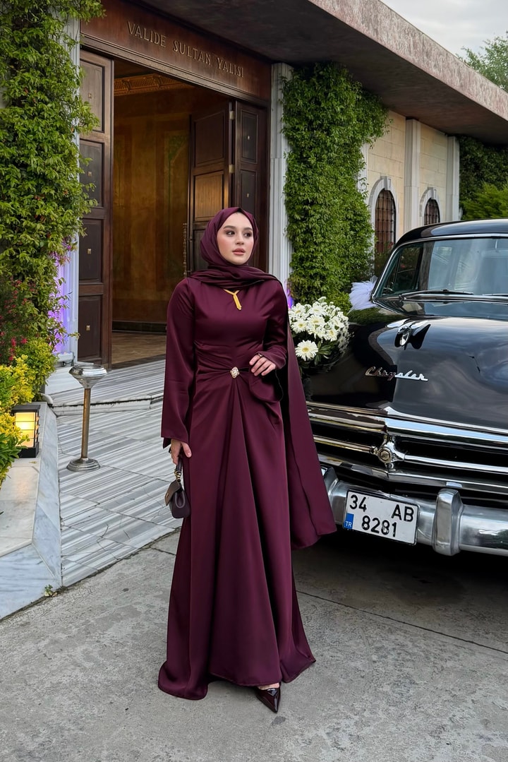İsalle Bel Pileli Broşlu Elbise - Bordo