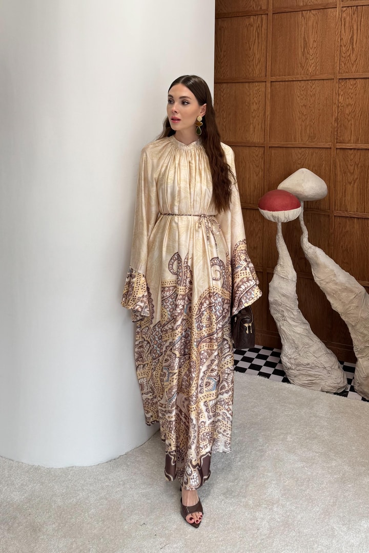Melina Yaka Bağlamalı Saten Desenli Elbise - Sarı