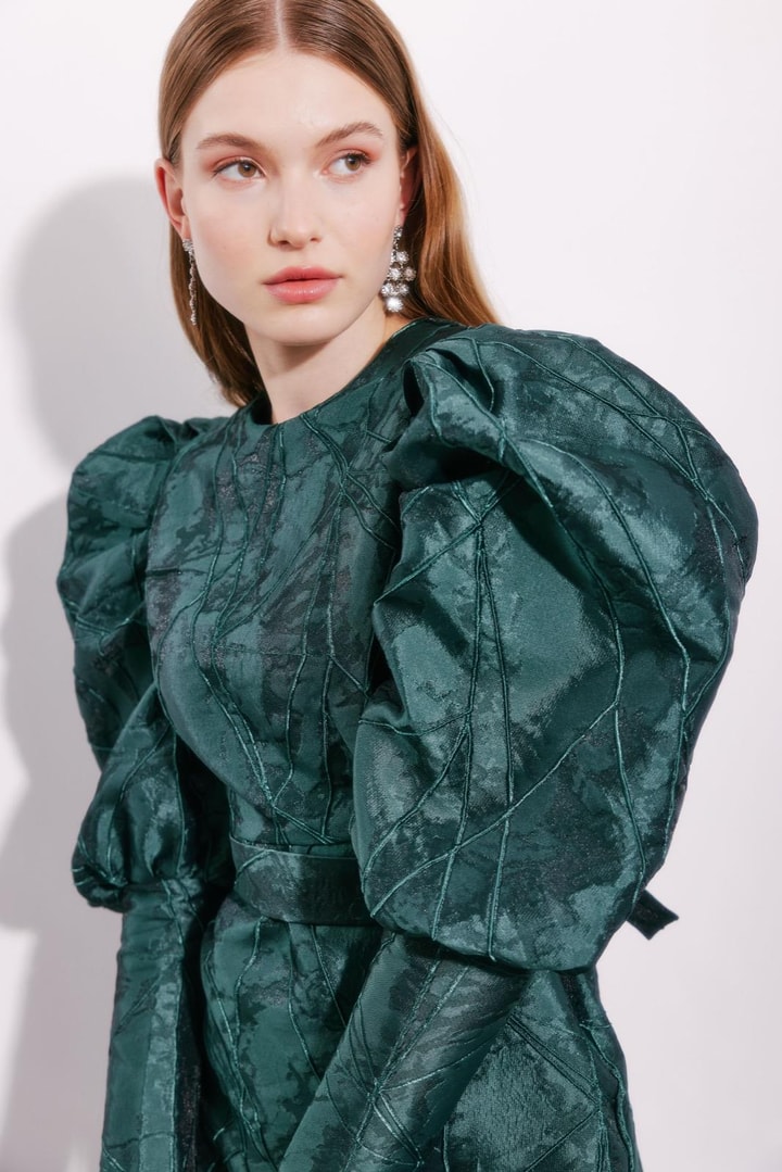 Ruby Jakar Kol Detaylı Saten Abiye - Zümrüt