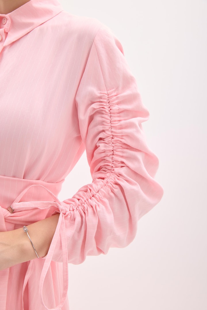 Sermia Kol Büzgülü Çizgili Elbise - Pembe