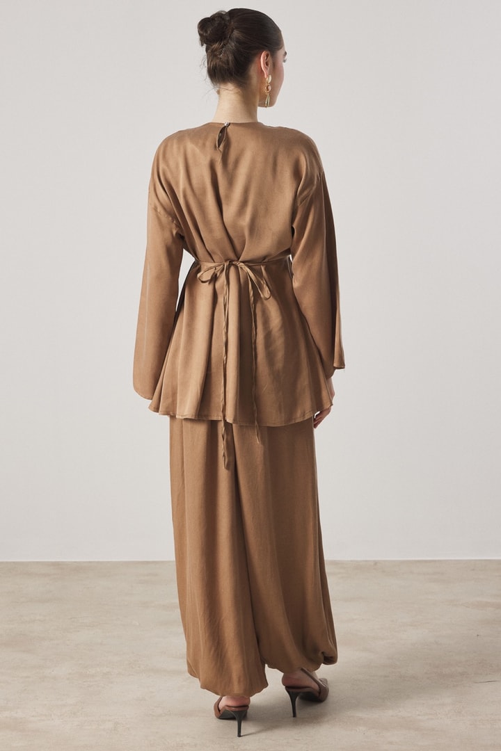 Yırtmaç Detaylı Saten Pantolonlu Takım - Camel