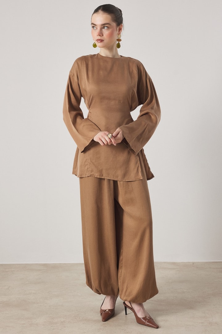 Yırtmaç Detaylı Saten Pantolonlu Takım - Camel