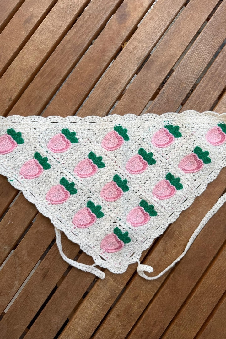 Çilek Motifli Üçgen Bandana