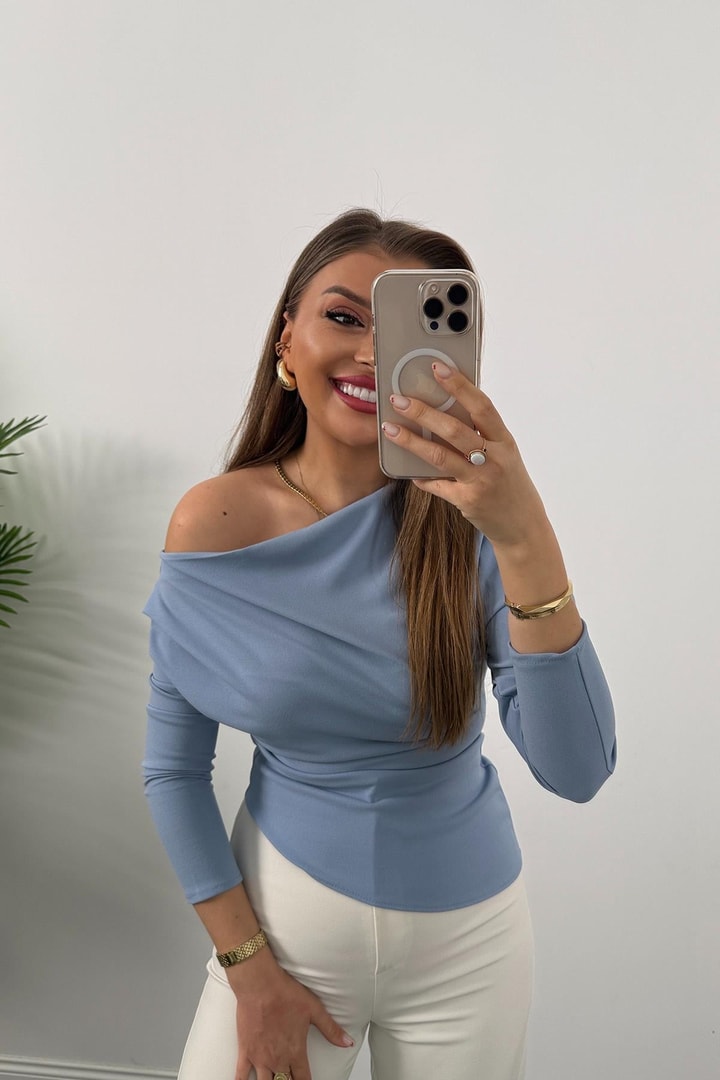 Düşük Omuz Drapeli Asimetrik Krep Bluz Pastel Mavi