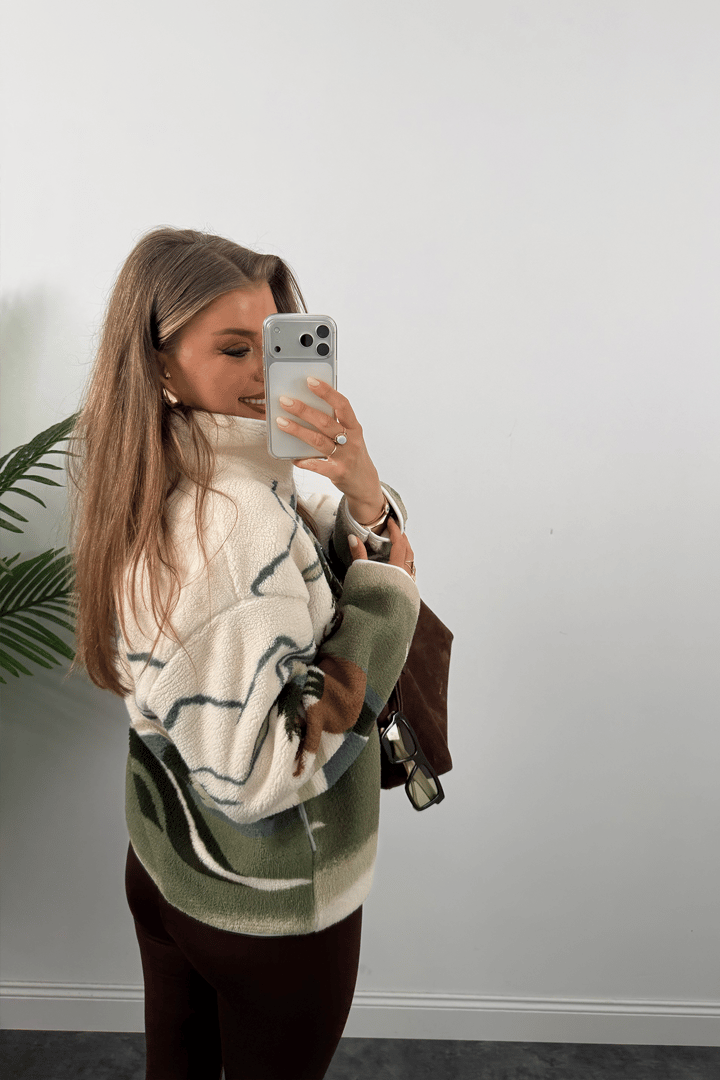 Oysh Model Ağaçlı Geyikli Polar Sweat
