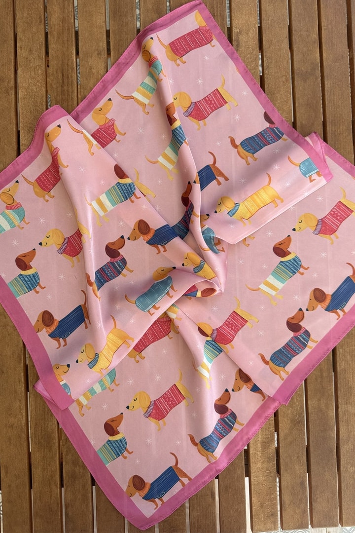 Pembe Köpekli Fular 70*70